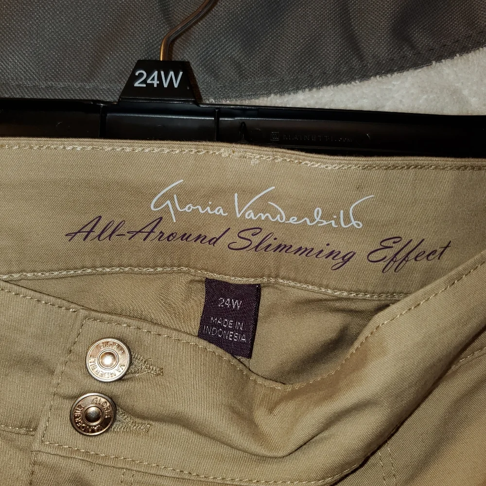 24 Gloria Vanderbilt khaki beige tan shorts NWT - Picture 7 of 8